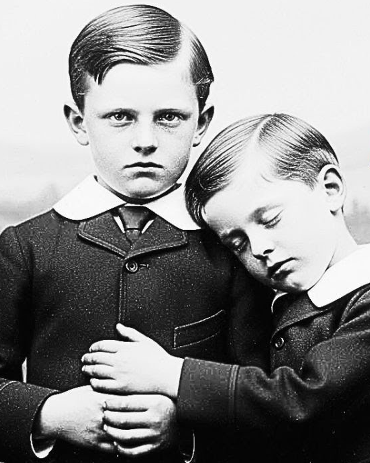 Frozen in an Embrace: The Photograph That Refused to Stay Silent