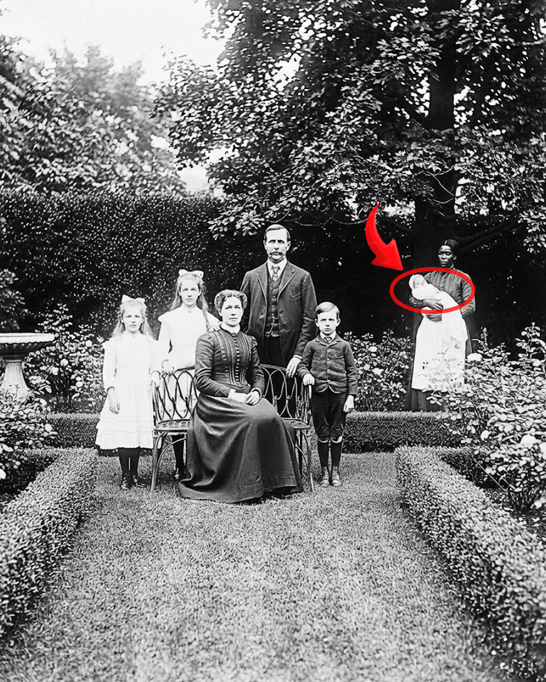 This mysterious 1901 photo holds a secret that experts have tried to explain for decades