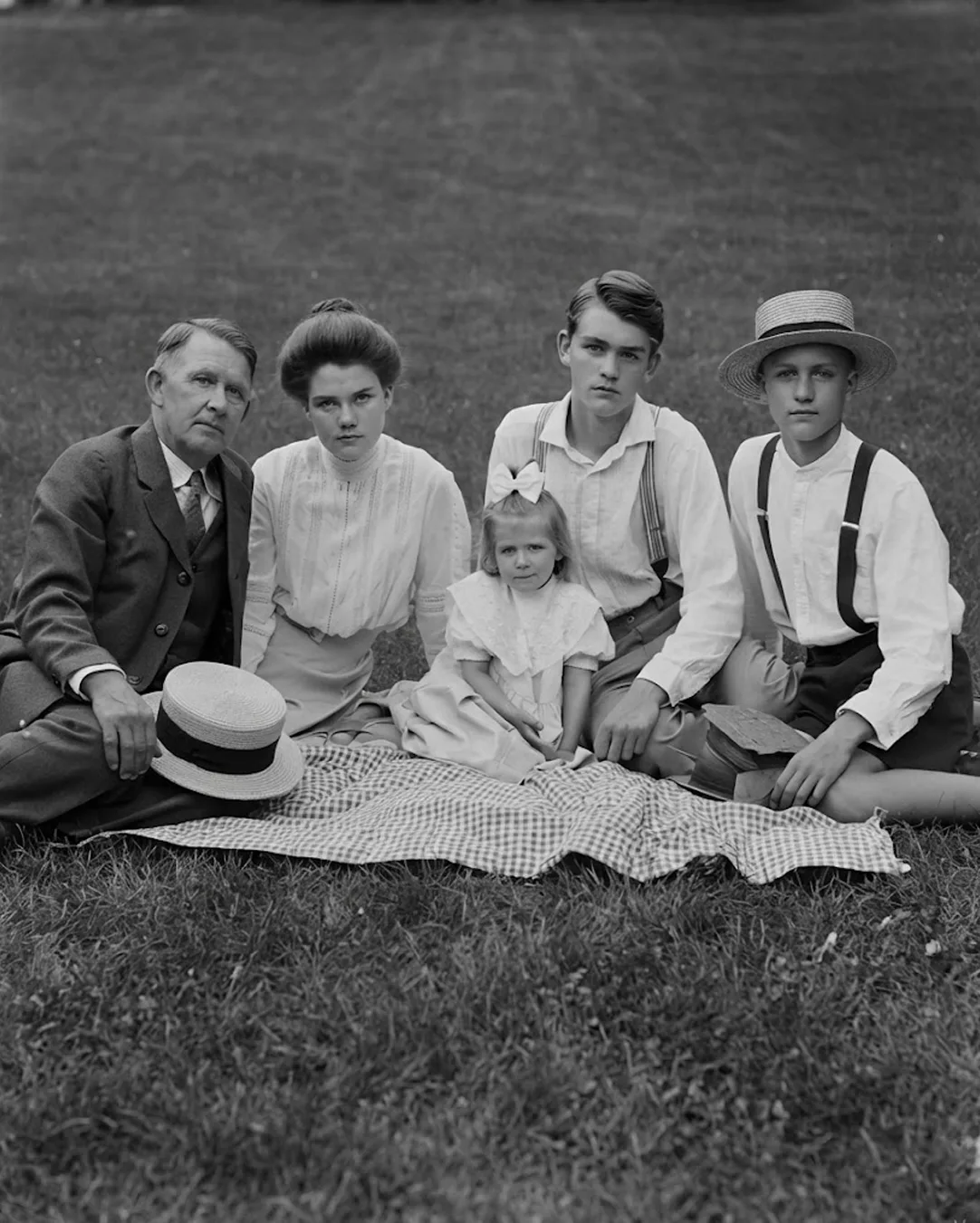 The 1915 Picnic Photo Mystery: The Shadow Behind the Child No One Can Explain