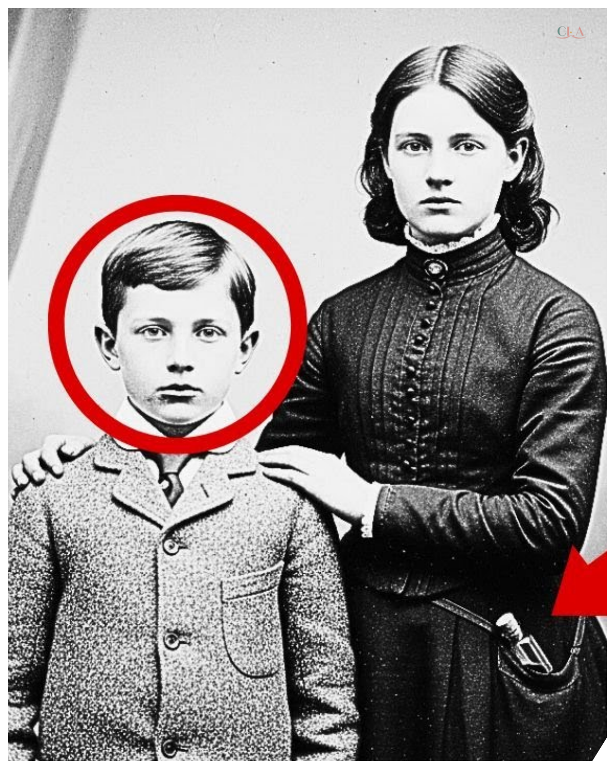 📸 VICTORIAN SHOCK: 1899 SIBLINGS PORTRAY A SWEET BOND — UNTIL THE ZOOM REVEALS THE YOUNGER SISTER IS HOLDING SOMETHING TERRIFYING 👀 What seemed like an innocent family keepsake becomes a source of chills when historians zoomed in on the photograph, spotting an object in her tiny hands that transforms nostalgia into a mystery of whispered secrets and Victorian shadows 👇