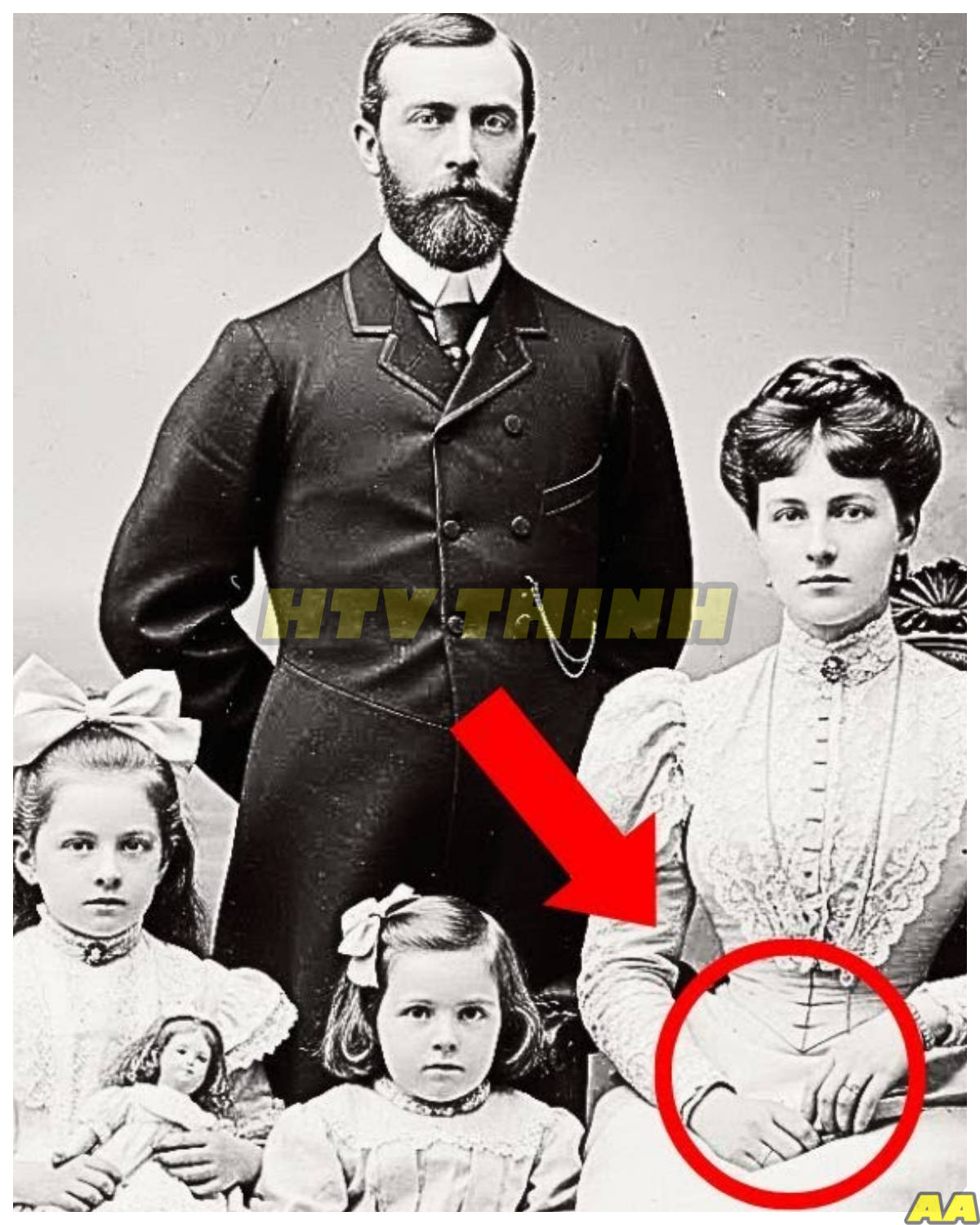 1890 Family Portrait Discovered — And Historians Recoil When They Enlarge the Mother’s Hand !!!