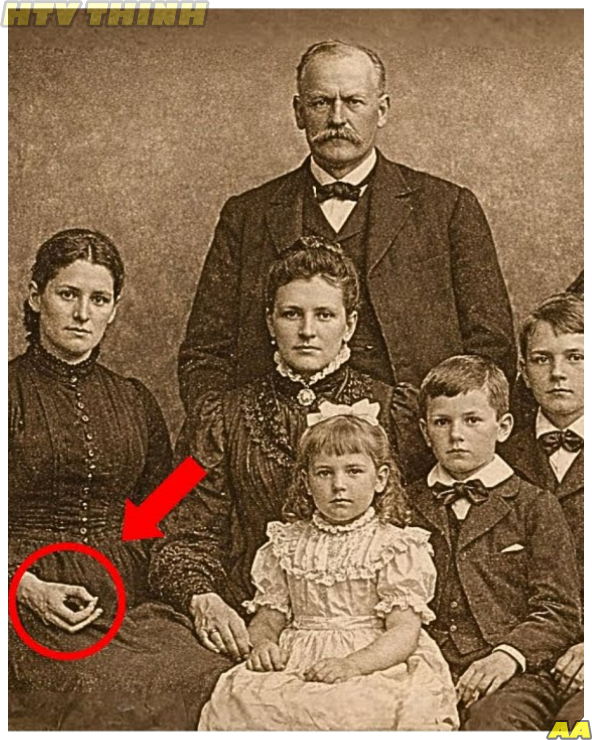 1887 Family Portrait Discovered — And Historians Freeze When They Notice the Hidden Hand Gesture !!!