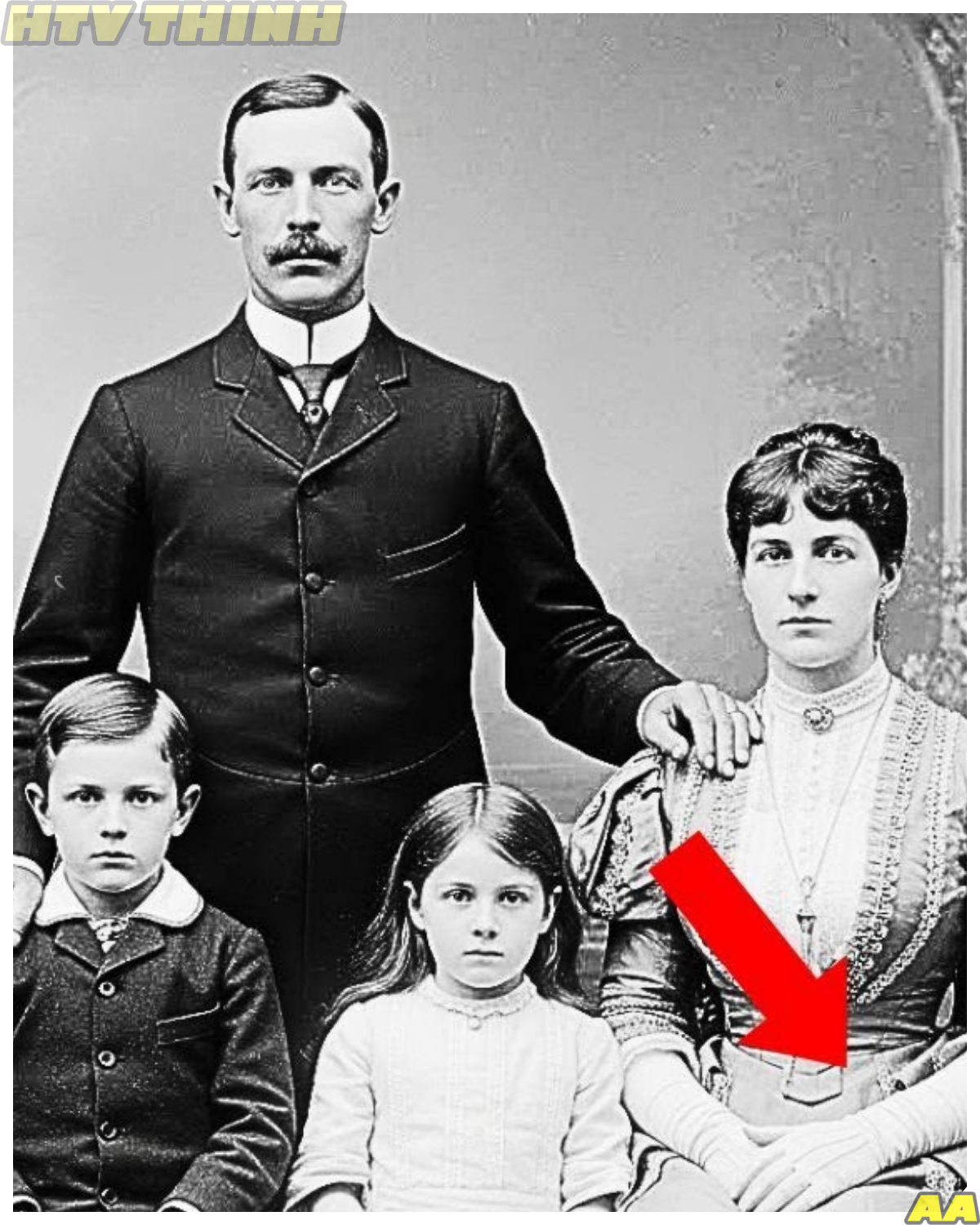 1902 Family Photo Recovered — and Researchers Notice a Hidden Shape Beneath the Mother’s Glove