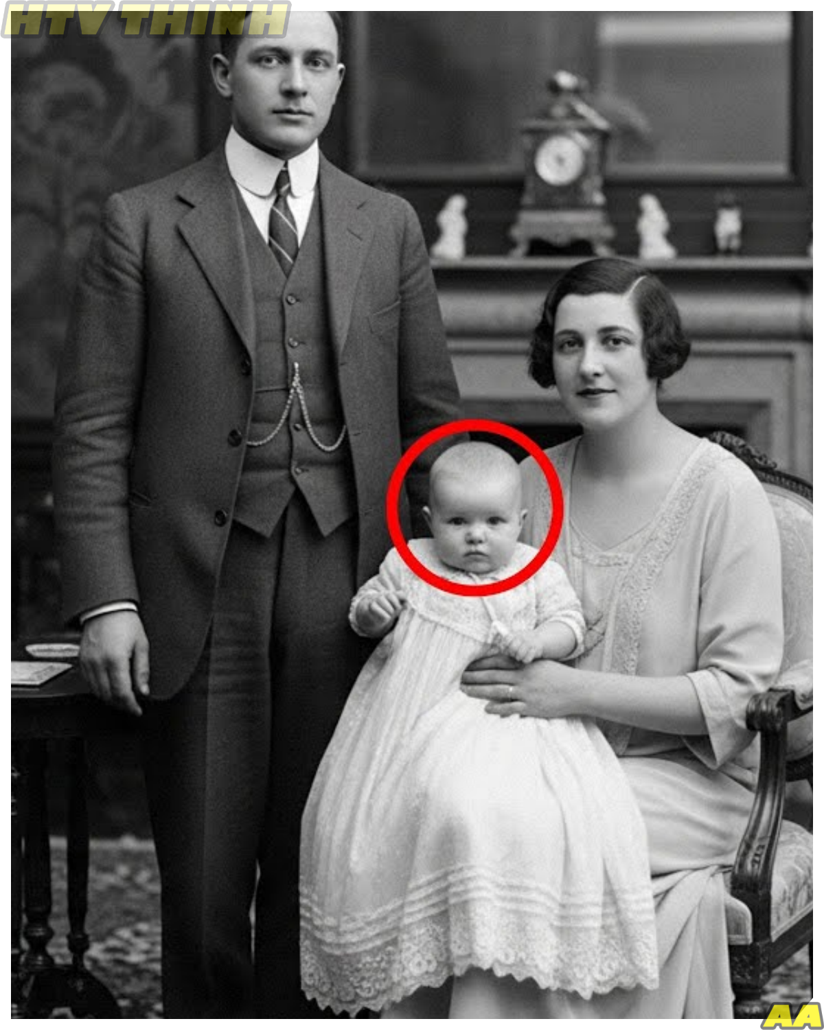 This 1903 Family Portrait Looks Peaceful — Until You See What’s in the Mirror !!!