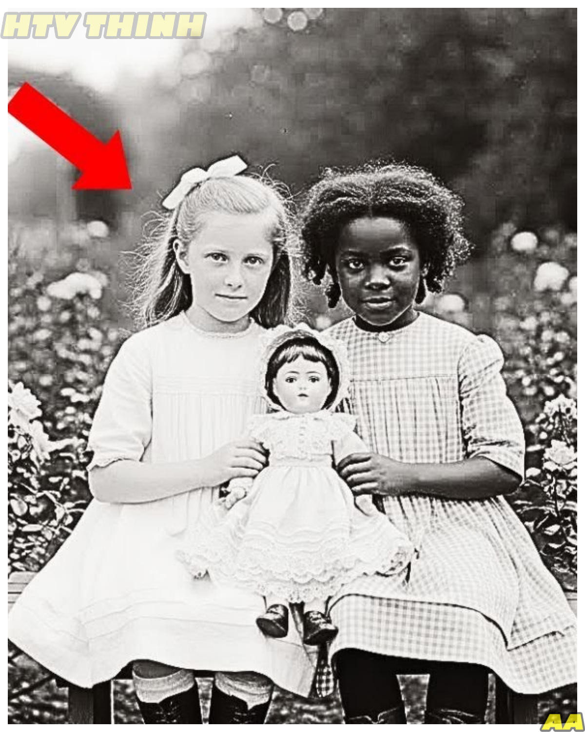 It Was Just a Photo of Two Children — But Look Closely at the Doll Between Them !!!