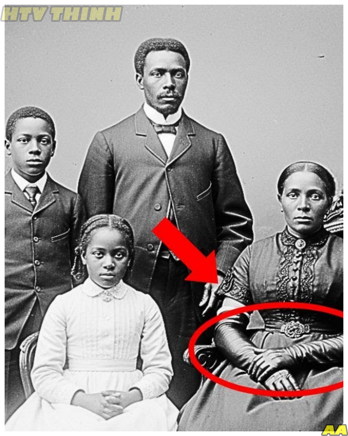 It was just a family portrait, but the woman’s glove hid a horrible secret !!!