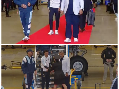 “OTAMENDI, CHIQUI TAPIA Y SCALONI ENCABEZAN LA LLEGADA DE LA SELECCIÓN ARGENTINA Y EL RECIBIMIENTO SE TRANSFORMA EN UNA EXPLOSIÓN DE ORGULLO Y PASIÓN, EN UN MOMENTO EN EL QUE CADA DETALLE DEL ARRIBO PARECE RECORDAR QUE ESTA CAMADA YA NO ES SOLO UN EQUIPO, SINO PARTE DE LA HISTORIA GRANDE DEL FÚTBOL ARGENTINO -ZZ”  Lo que vuelve inolvidable este tipo de imágenes no es únicamente quién llega, sino lo que esa llegada representa. Y aquí la representación es enorme: liderazgo, continuidad y una hinchada que vuelve a encontrarse con sus referentes en un clima de celebración que reafirma el lazo entre la selección y el país.